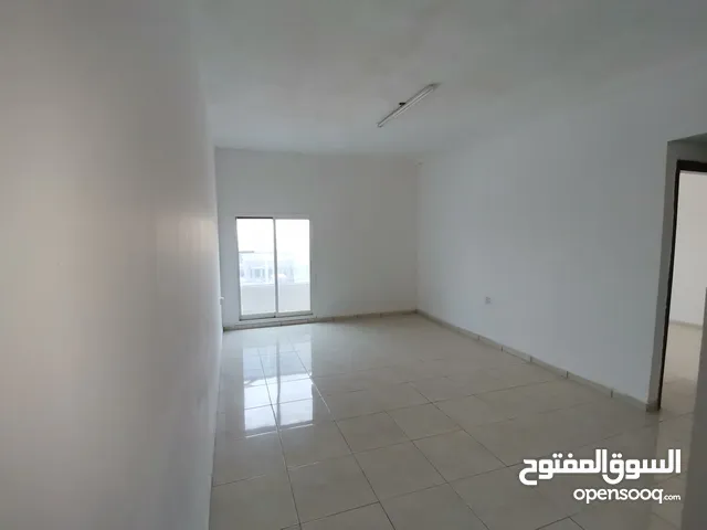 للايجار شقة غرفه وصاله بالروضه