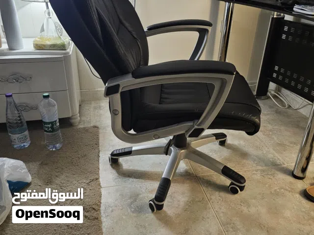 لدي كرسي للبيع نظيف اللون الاسود حاله ممتاز