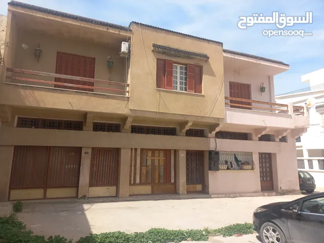 3 محلات للبيع و شقة
