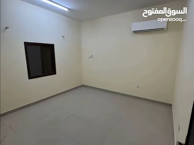 شقة عائلية للإيجار في العزيزية قريبة من جميع الخدمات - بسعر مميز !