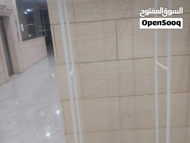 شماعة ملابس بحالة جيدة تنفع لجميع الاغراد لونه مميز من يريده عليه التواصل معانا نحنو نعرض الأفضل ديم