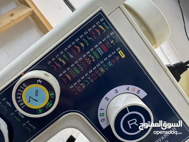 ماكينة خياطة منزلية شبة جديدة وفيها 50 شكل تطريز