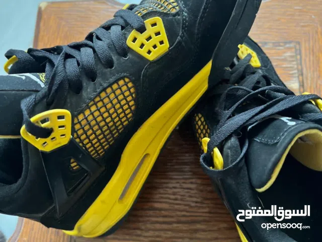 بوت nike  (AIR JORDAN  4 YELLOQW AND BLACK)