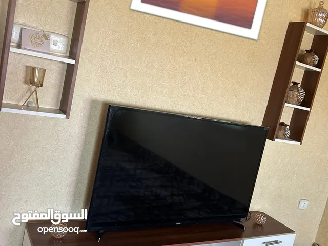 طاوله تلفاز مع رفوف عدد 2 للبيع بحالة ممتازه جداً