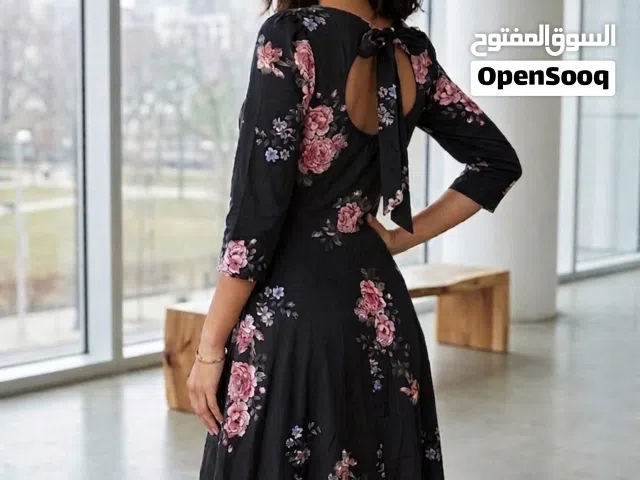 فستان اسود و ورود