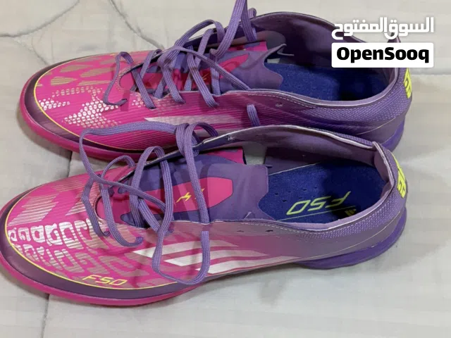 حذاء كره القدم جديد  وي كرتون مقاس 44