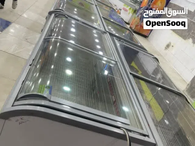 أربع ثلاجات سوبرماركت تبريد وتجميد بحالة ممتازة