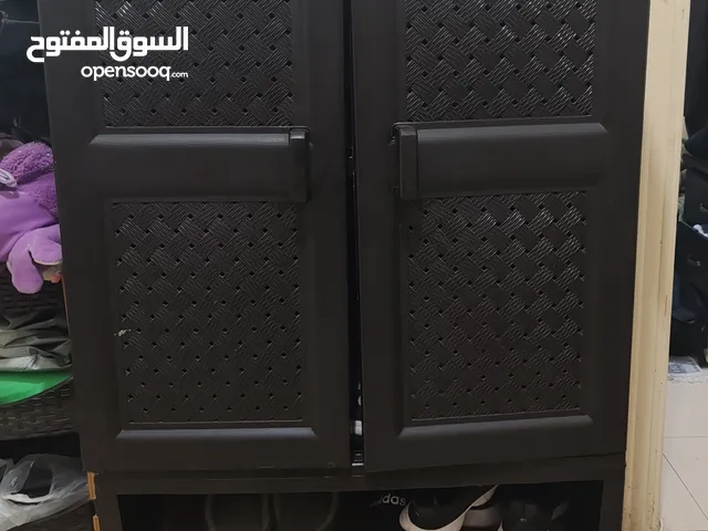 خزانه احذية بلاستك وطاولة سفره ب10 دنانير