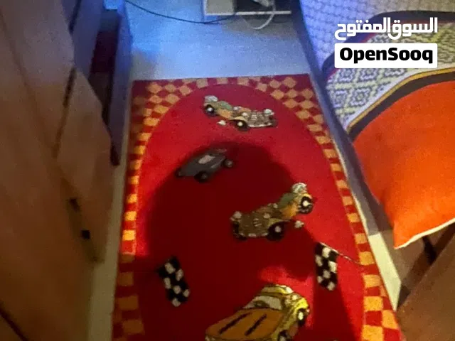 سجاد احمر رسوم،سيارات كبيرة ووسط