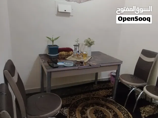 طاولة سفرة مع 4 كراسي (بتكبر وبتصغر ) للبيع ب60دينار قابل للتفاوض بشي بسيط
