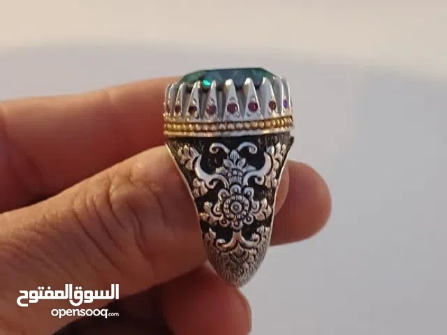 خاتم بلاديوم أسود نقش بحجر مويسانيت روسي مخرّج بالياقوت