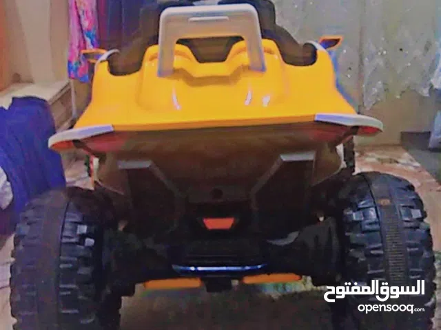 سياره لعبه مرسيدس يركب فيها طفلين ولديها جهاز تحكم ولديها شاحن جديد وارد من السعوديه