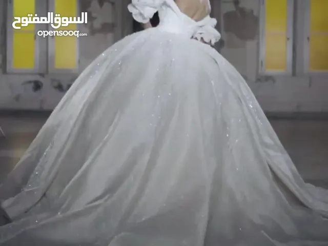 Luxury wedding dress for sale in a good price فستان زفاف فخم و راقي للبيع بسعر مميز
