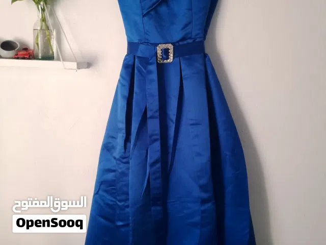 فستان ازرق نيلي بلا أكمام بفتحة قدم
