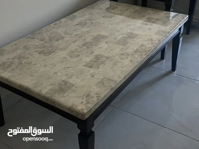 ثلاث طاولات رخام للمجلس من خشب طبيعي ورخام طبيعي اثنين صغار و وحده كبيره