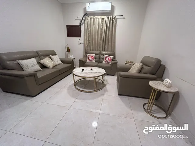 كنب جلوس 6 قطع جلد و طاولات عدد 5 و مكيف شباك و مكيف سبليت الحاله ممتازه جدا و استخدام مده قصيره