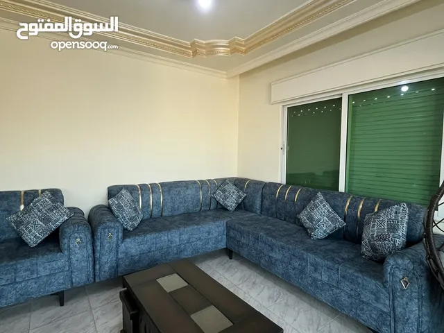 كورنر مع طاولات وسط