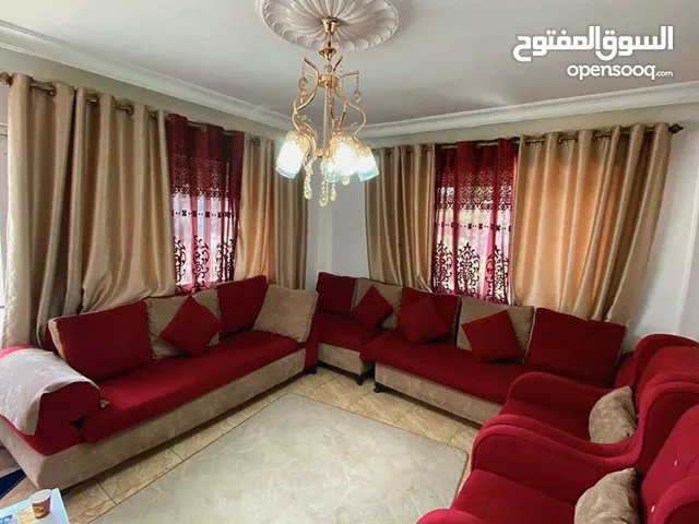 طقم كنب مستعمل نظيف مع البرادي للبيع بسعر مغري