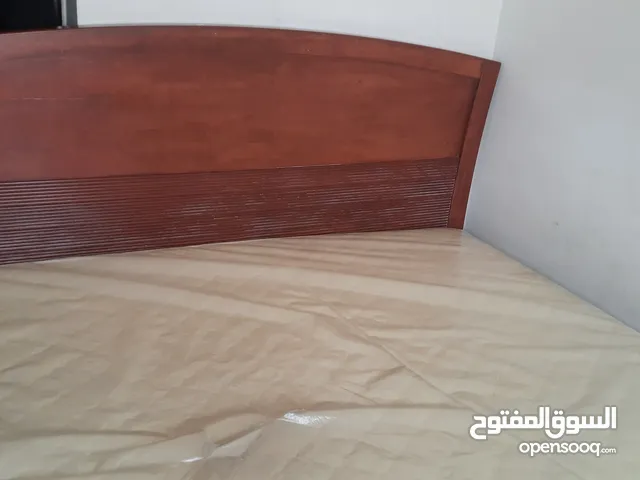 سرير كبير مع مرتبه