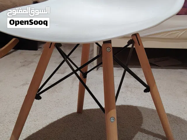 كرسي عصري بتصميم أنيق للتواصل على الواتساب فقط .