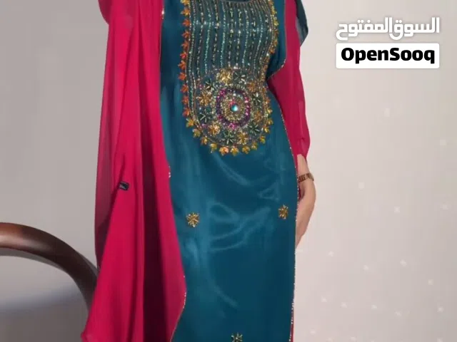 لبسة كلها فخامة من المصممة هياميز ودمج اللون الوردي (الفوشي) مع التركوازي المميز والفخم.