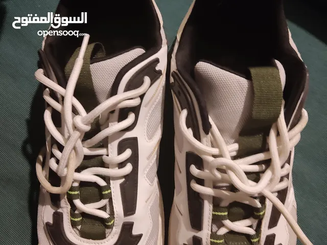 جوتي H&M اخضر غامق وابيض