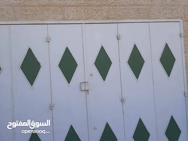 بناء جديد 40 متر منطقة آمنة من المالك لا يوجد عمولة يبعد 2د من الشارع ويوجد مواصلات من رام الله