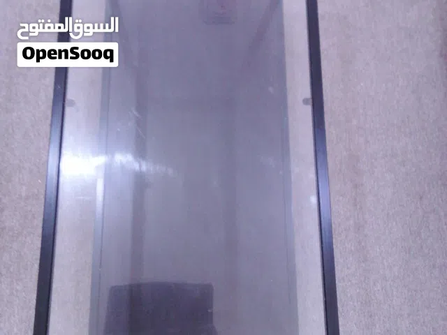 2 طاوله اسود اللون اللوح مكون من الزجاج الطاوله نفسها حديد