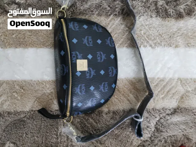 حقائب الماركة العالمية الشهيرة MCM (حقيبة الخصر أو البلت باق - Belt Bag)، ولكنها ليست أصلية من تلك