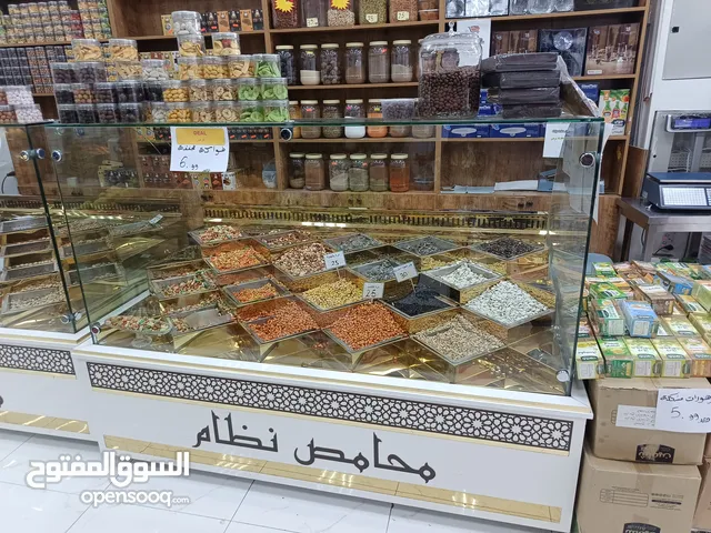 محمصة للمكسرات مخدمة بالتسخين جاهزة للاستخدام بديكور وترتيب جميل