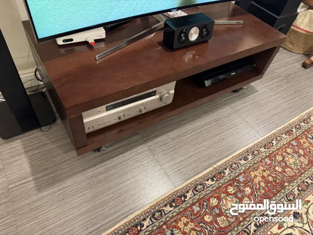 Sturdy TV stand with lockable wheels: 120x 58x 40cm (LxWxH) حامل تلفزيون متين بعجلات قابلة للقفل