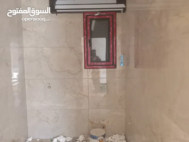 فني صيانه ابواب ورواشن و سرانتي عادي و محرك المونيوم وبي فى سي الواجهات الزجاجيه للمباني مواجهات