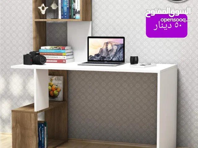 طاولة للدراسة والكمبيوتر بتصميم مميز.
