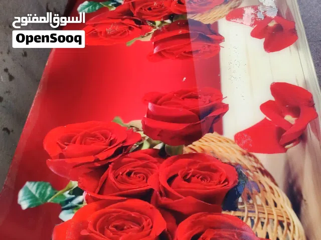 ميز طعام نظيف جدا سطح الميز زجاج الارجل ستيل