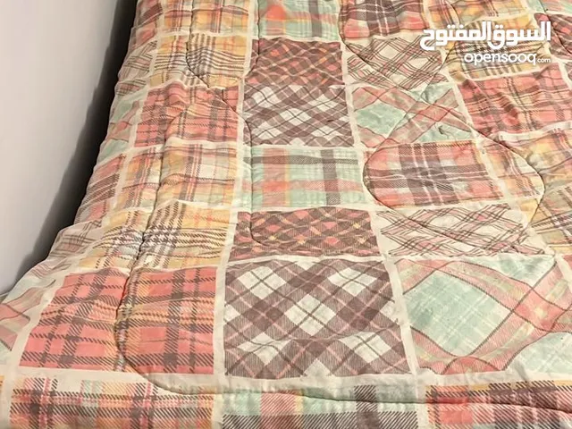 تخت مفرد ارضيته حديد و خشبه اصلي