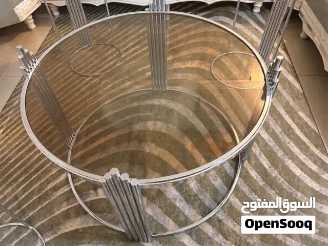 طاوله كبيره مع ثلاث طاولات صغيره جديده