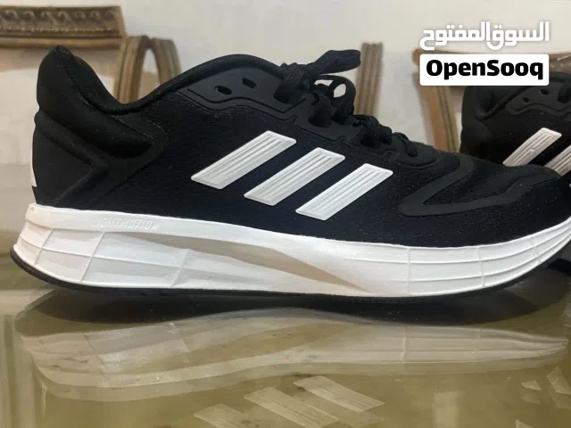 بوط اديداس لون اسود بخطوط ابيض جميل ومريح صناعة اندنوسيا  يوجد خدمة توصيل يسمح بلمعاينة قبل شراء
