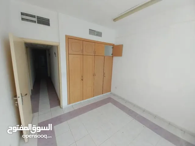 (علاء) للايجار غرفتين وصاله بمنطقه الجرف قريب من جامعه عجمان السعر 32000 على6دفعات