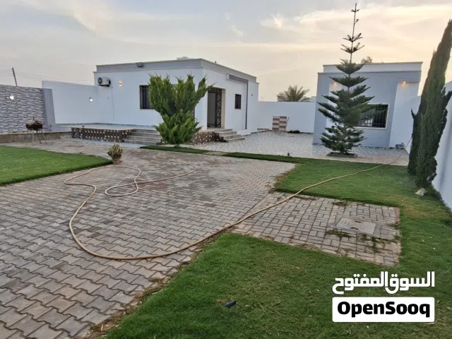 قطعة أرض مقام عليها استراحة بتاجوراء قريبة علي البحر