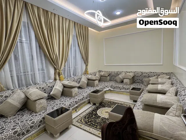 شقة مفروشة للايجار في ارقى الاحياء جديده اول ساكن سوبر لوكس ومفروشه بالكامل دافيه ومهويه جنوبية.