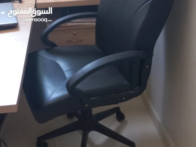 مكتب وكرسي في حالة جيدة للبيع
