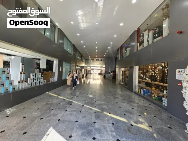 مكتب تجاري مميز بمساحة 79، مجدد بالكامل بتشطيبات عصرية وجاهز للاستخدام الفوري أم السماق الشمالي