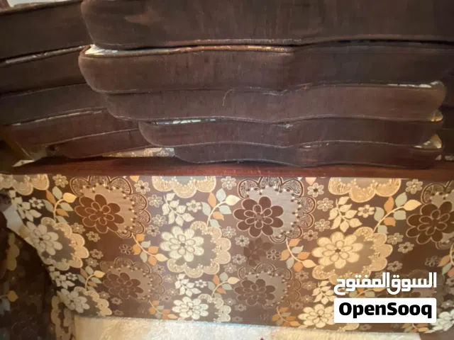 فرشات غرفة معيشة بحالة الوكالة .للتواصل للجادين