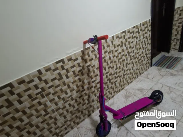سكوتر كهرباء ما يشكي من شي سرعه 20 مع الشاحن واللون انت اختاره وبصبغه
