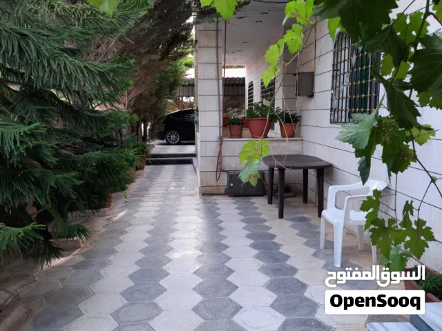 منزل مستقل 300 متر مربع على أرض مساحة 782 متر مربع بقوشان مستقل باسم المالك للبيع من المالك مباشرة.