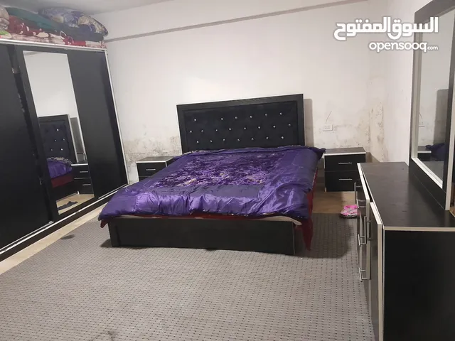 غرفة نوم مع فرشة بحالة جيدا جدا