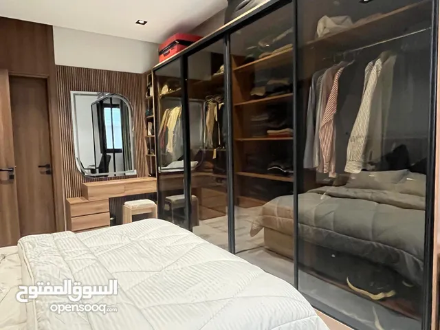دولاب غرفة نوم للبيع ، حديث و كبير الحجم و شبه جديد