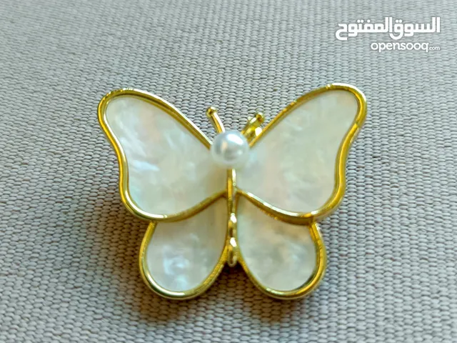 بروش انيق ذهبي ولؤلؤي شكل الفراشة مع لؤلؤة للحفلات والمناسبات السعيدة