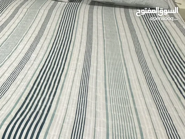 للبيع سرير 155 سم مع مرتبة نظيفة ودولاب 90 سم ودولاب صغير 40 سم مع كومدينو 40 دينار