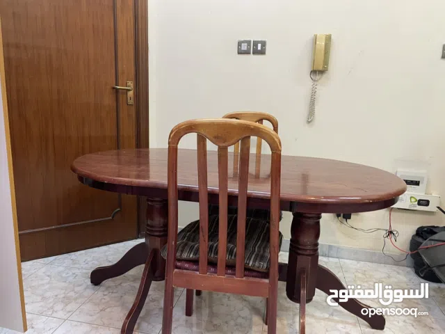 طاول طعام مع كرسيين بحاله ممتازه لون بني